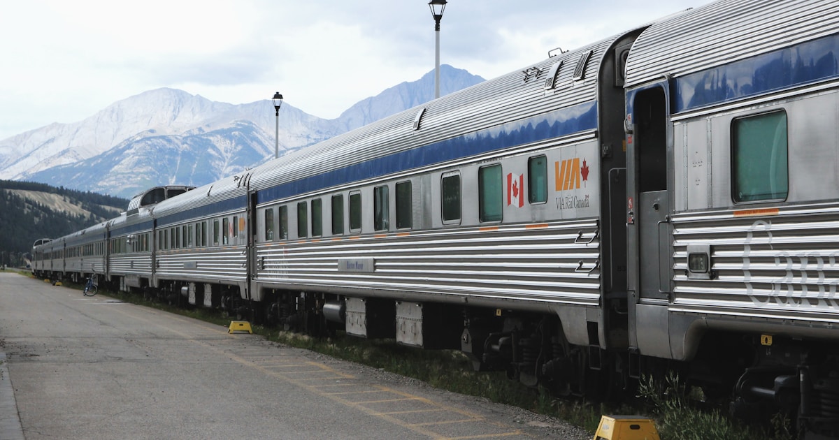 The Canadian in the Jasper’s station, waiting for entering the Rocky Mountains. /// Le Canadien en gare de Jasper, avant d’entrer dans les Rocheuses.